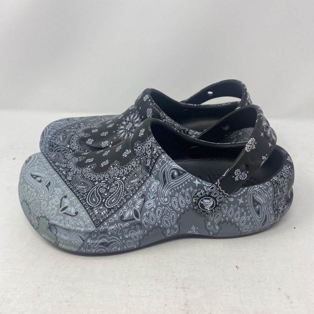 Crocs Bistro Bandana Graphic Clog Slip Resistant Work Shoes Black Paisley W9 M7